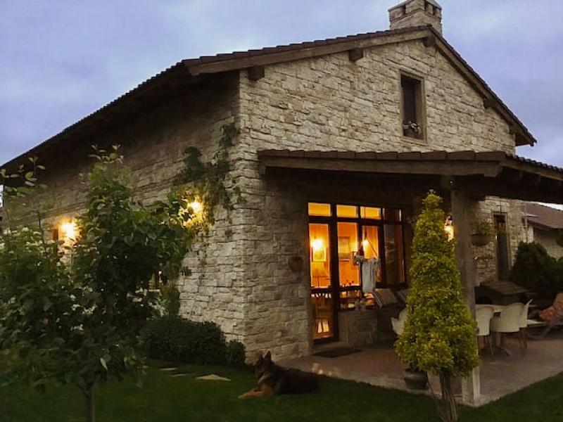 Luxusný taliansky dom s bazénom, toskánskou architektúrou a súkromnou záhradou