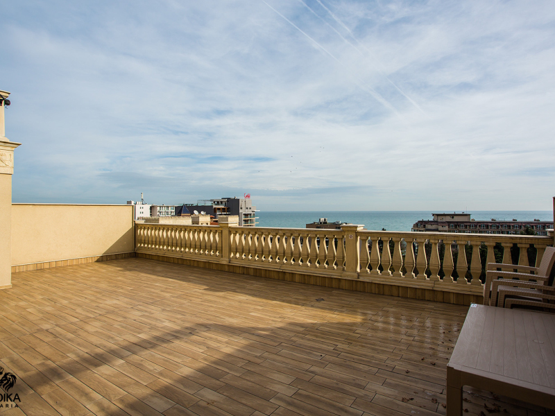 Exkluzívny penthouse s obrovskou terasou a panoramatickým výhľadom na more