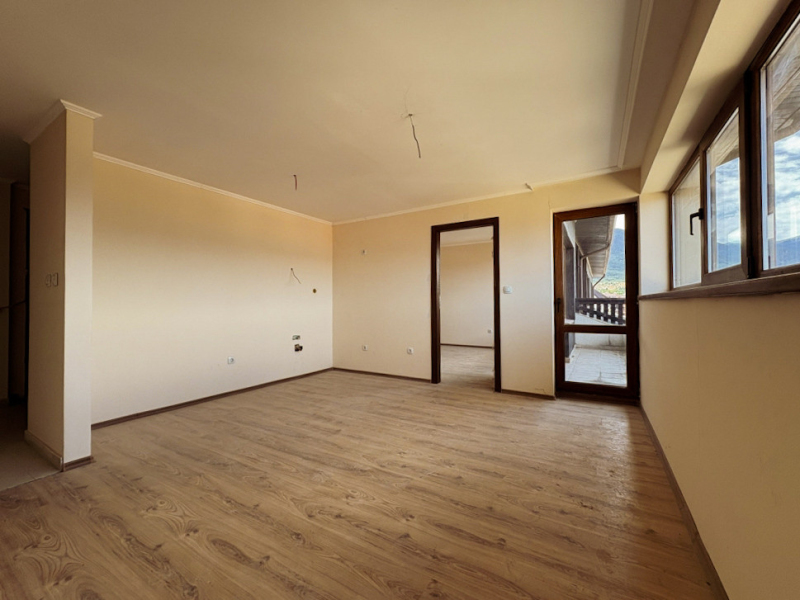 Priestranný dvojizbový apartmán s veľkou terasou