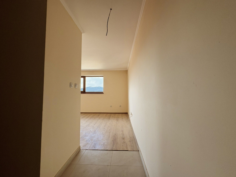 Priestranný dvojizbový apartmán s veľkou terasou
