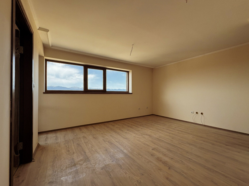 Priestranný dvojizbový apartmán s veľkou terasou