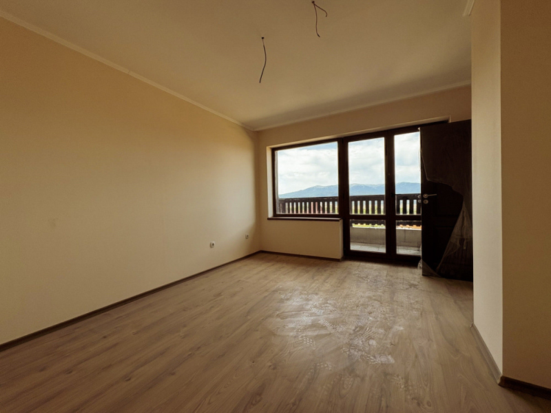 Priestranný dvojizbový apartmán s veľkou terasou