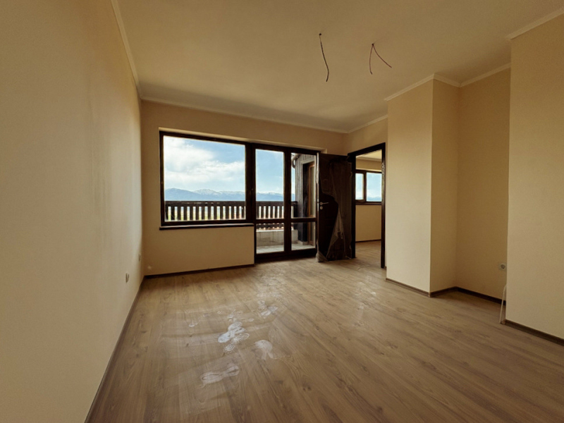 Priestranný dvojizbový apartmán s veľkou terasou