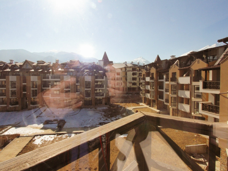 Priestranný dvojizbový apartmán v luxusnom rezorte Pirin Castle 