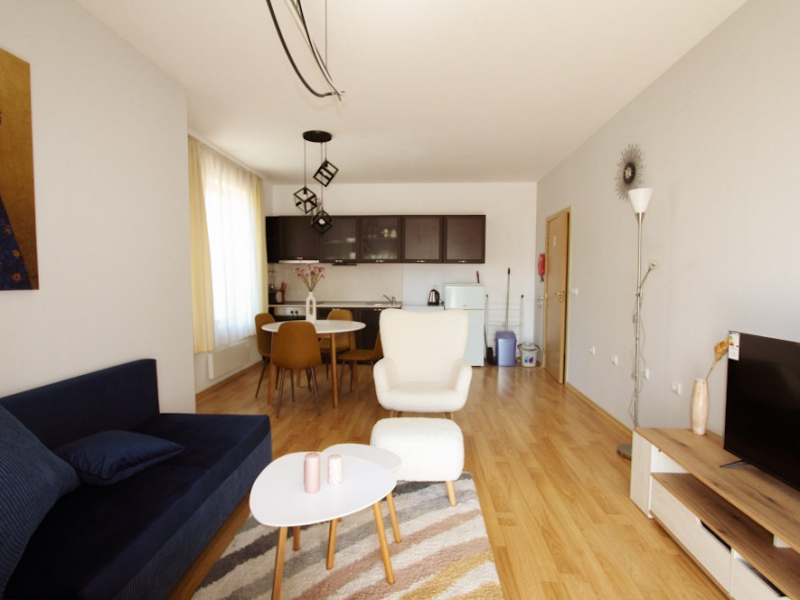 Útulný jednoizbový apartmán s dvoma balkónmi v komplexe Tri Hory