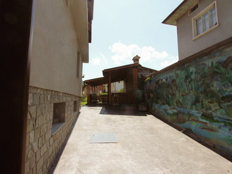 Kompletne zrekonštruovaný dvojposchodový dom s 5 spálňami, dvoma terasami a dvorom – Dobrinište