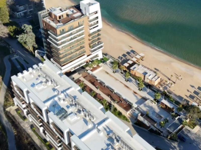 EXKLUZÍVNY BEACHFRONT APARTMÁN – PRIAME VÝHĽADY NA MORE