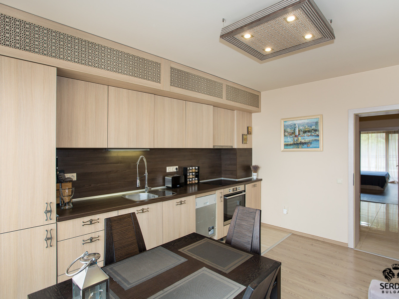 Zariadený 2-izbový apartmán s výhľadom na more a bazén v luxusnom komplexe Argisht Partes