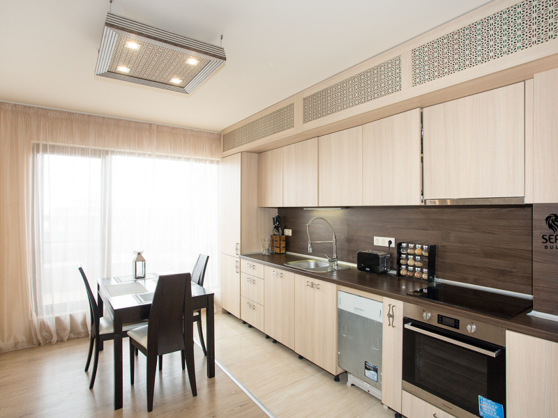 Zariadený 2-izbový apartmán s výhľadom na more a bazén v luxusnom komplexe Argisht Partes